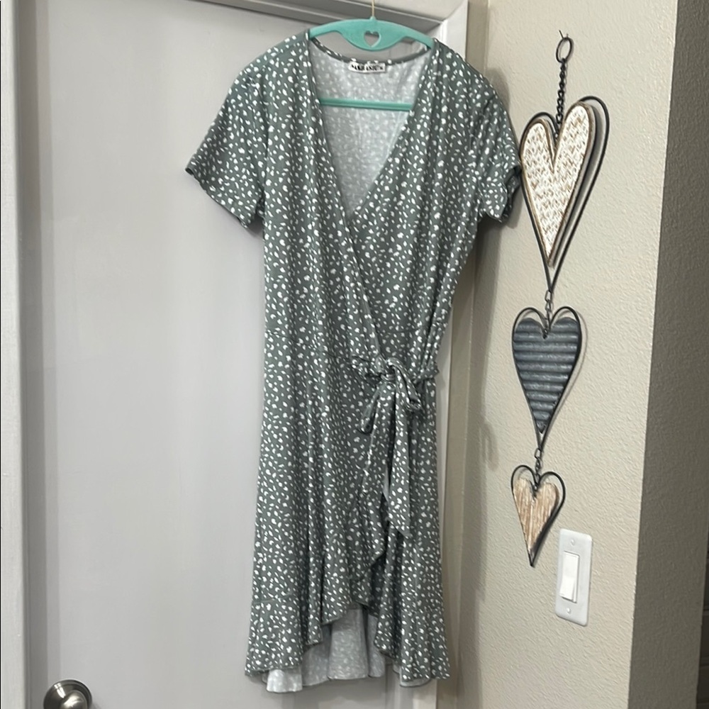 Elegant Green and White Midi Dress - Picture 4 of 11